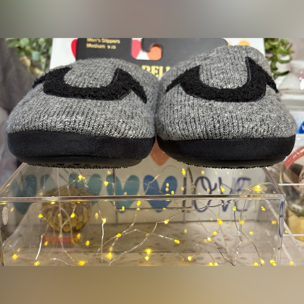NEW True Religion Mens Slippers, Medium 9/10 Gray w/Black Logo - Picture 6 of 14